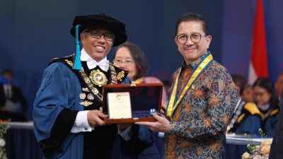 Presiden Direktur PTFI Tony Wenas (kanan) menerima penghargaan Ganesa Wirya Jasa Adiutama dari Rektor ITB Prof. Dr. Ir. Tatacipta Dirgantara, M.T., dalam acara Sidang Terbuka Peringatan 105 Tahun Pendidikan Tinggi Teknik di Indonesia (PTTI) di Aula Barat, ITB Kampus Ganesha, Bandung, 3 Juli 2025.