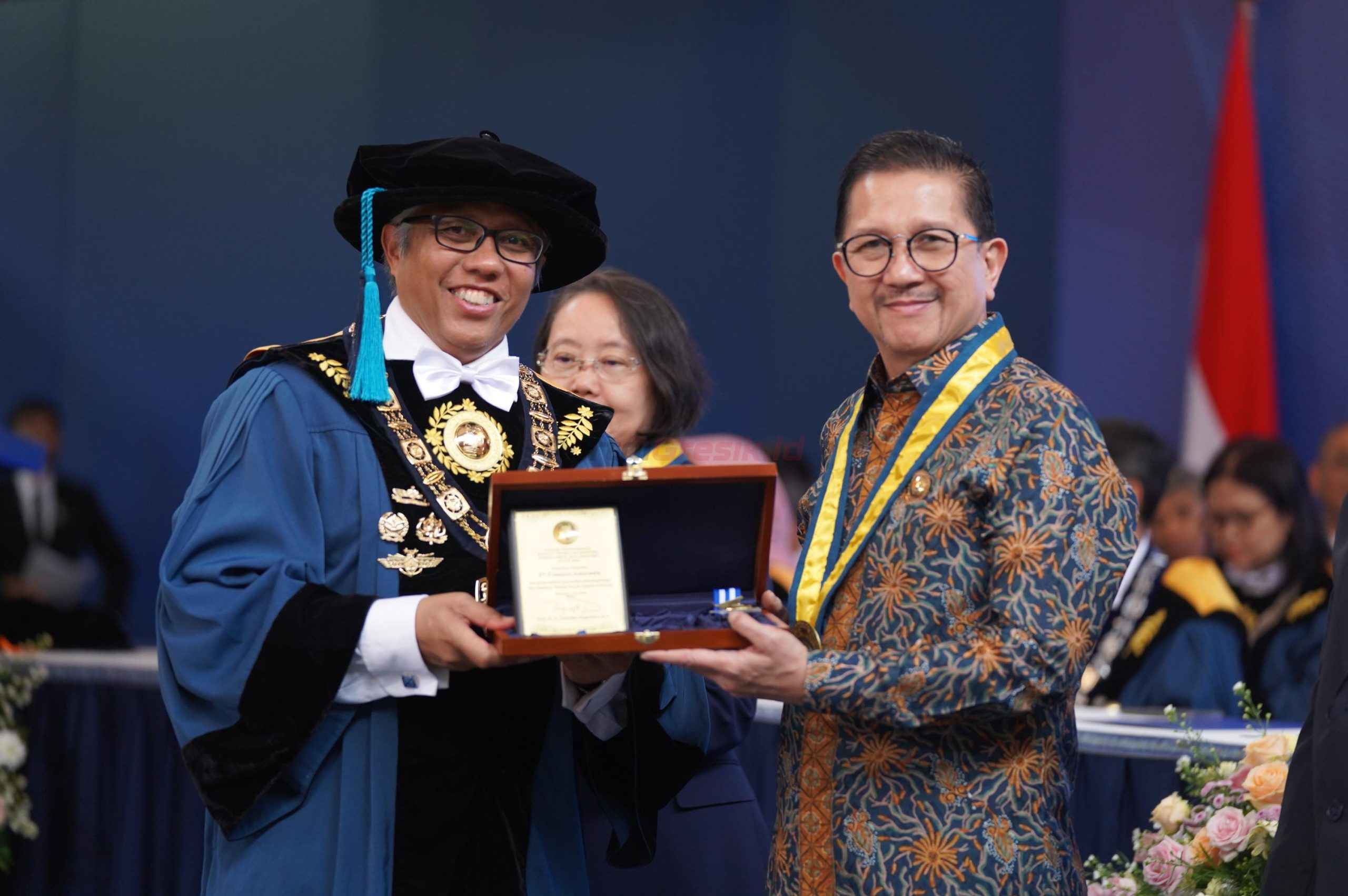 Presiden Direktur PTFI Tony Wenas (kanan) menerima penghargaan Ganesa Wirya Jasa Adiutama dari Rektor ITB Prof. Dr. Ir. Tatacipta Dirgantara, M.T., dalam acara Sidang Terbuka Peringatan 105 Tahun Pendidikan Tinggi Teknik di Indonesia (PTTI) di Aula Barat, ITB Kampus Ganesha, Bandung, 3 Juli 2025.