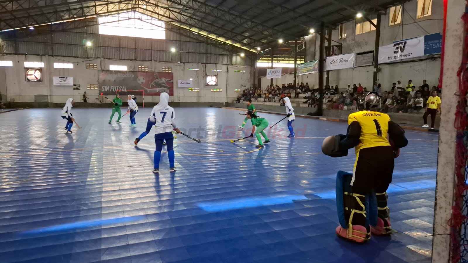 Tim Hockey Indoor Putri Gresik (putih) menang dramatis atas Kota Surabaya dengan skor 3–2,