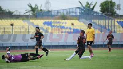 Olahraga Bersama yang digelar Polres Gresik dalam rangka memperingati Hari Bhayangkara ke-79, Minggu (6/7/2025). Bertempat di Stadion Gelora Joko Samudro