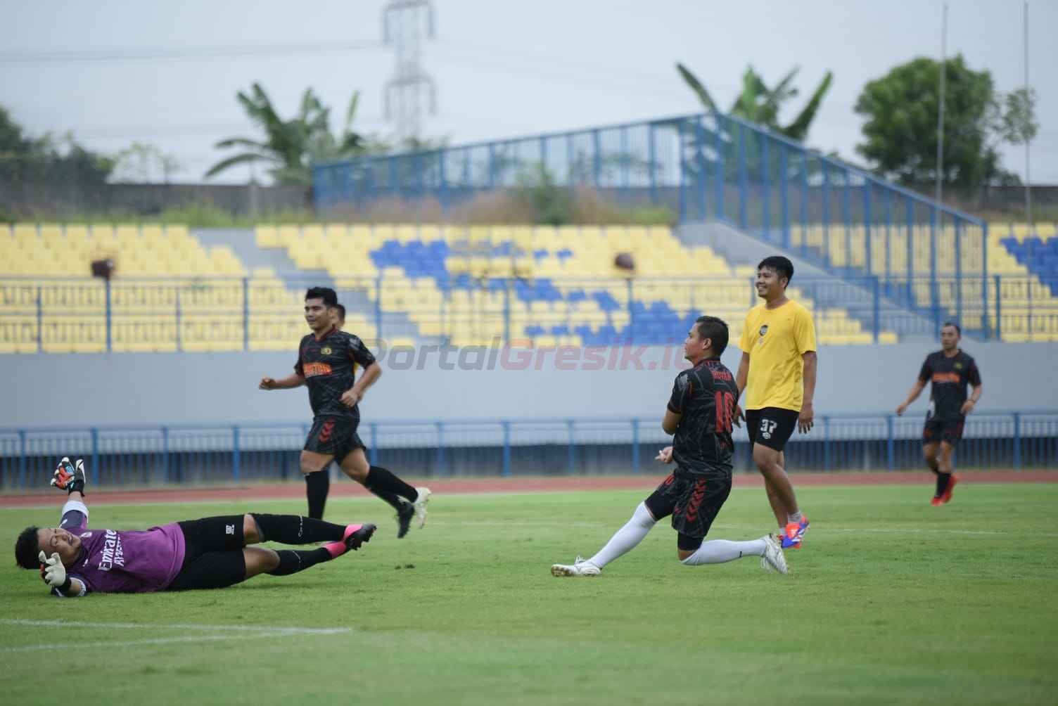Olahraga Bersama yang digelar Polres Gresik dalam rangka memperingati Hari Bhayangkara ke-79, Minggu (6/7/2025). Bertempat di Stadion Gelora Joko Samudro