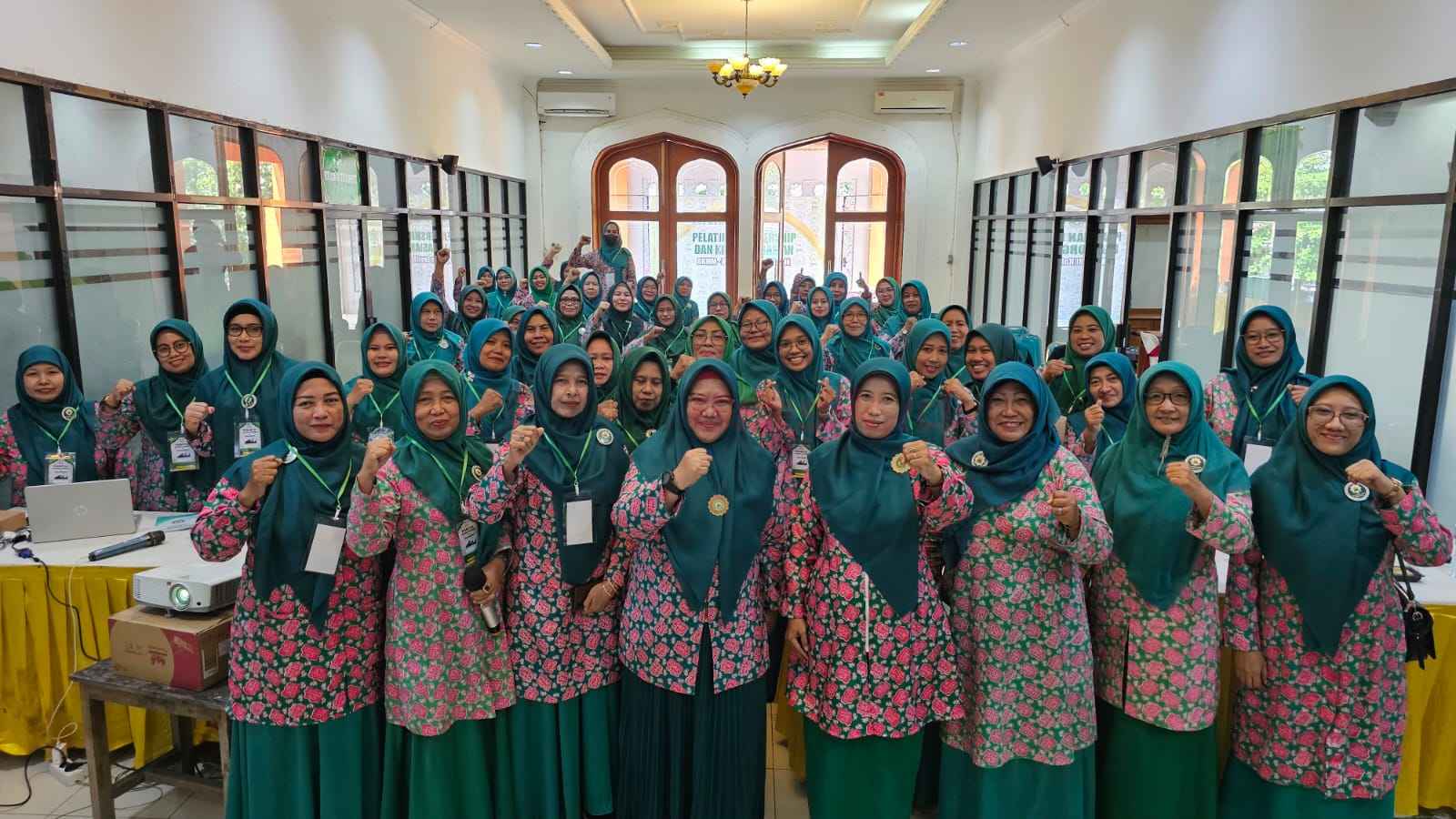 Sebanyak 70 muslimah dari berbagai unsur pengurus PD, PC, hingga perwakilan Masjid Agung Gresik mengikuti Pelatihan Leadership dan Keorganisasian yang digelar PD BKMM-DMI Kabupaten Gresik di Aula Masjid Maulana Malik Ibrahim, Sabtu (5/7/2025).