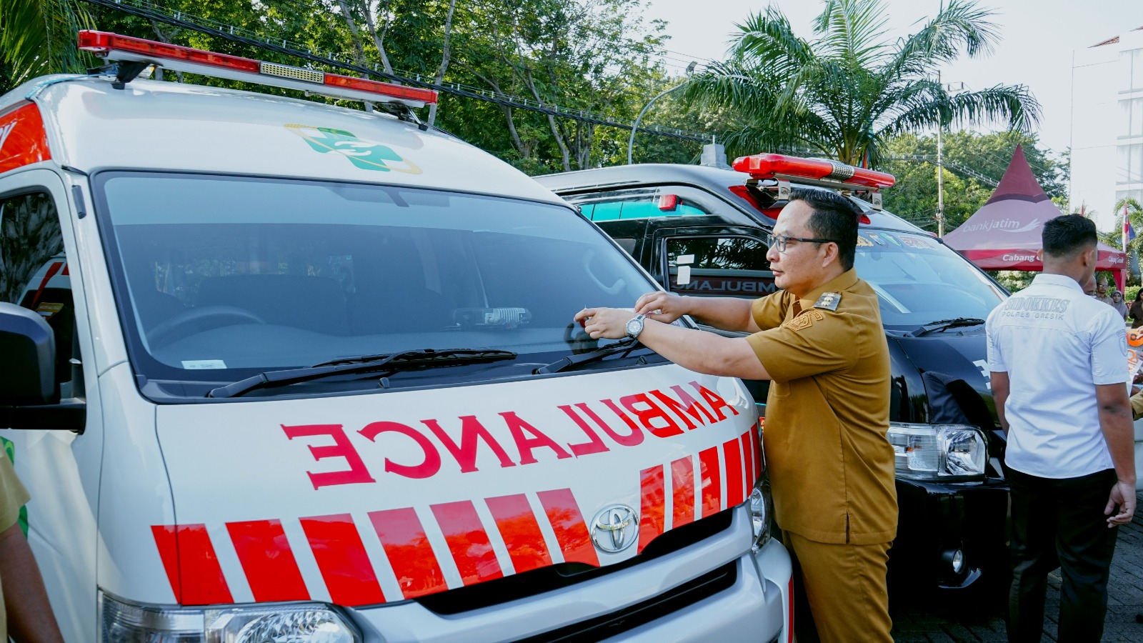 Wakil Bupati Gresik Asluchul Alif saat meninjau hibah 35 perangkat GPS Tracker dari PT Vastel Telematika Integrasi untuk mendukung layanan ambulans di wilayahnya. Hibah ini merupakan bagian dari program Corporate Social Responsibility (CSR) perusahaan yang bergerak di bidang teknologi pemantauan kendaraan.