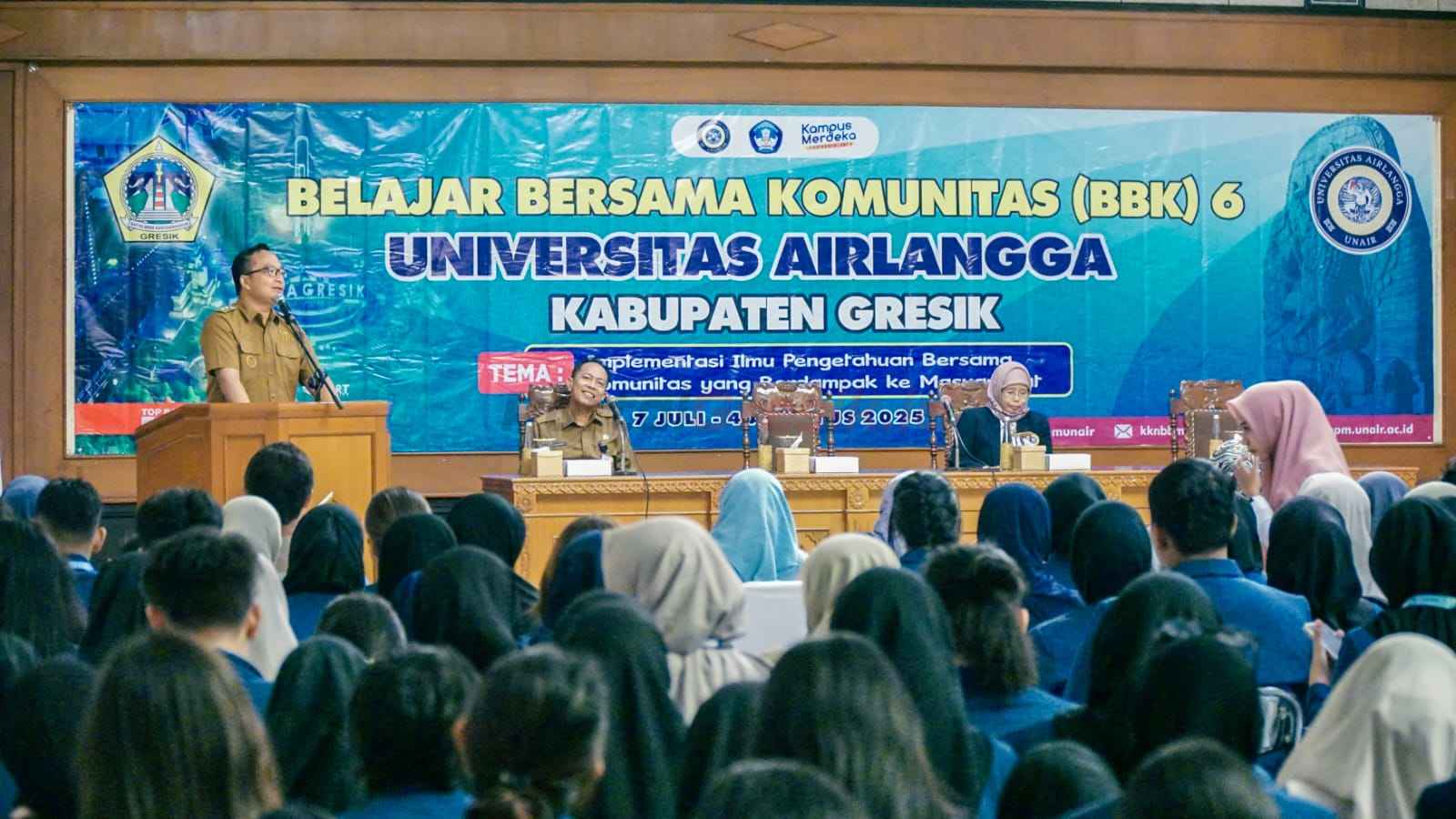 Wakil Bupati Gresik, dr. Asluchul Alif, secara simbolis menerima peserta KKN-BBK Universitas Airlangga
