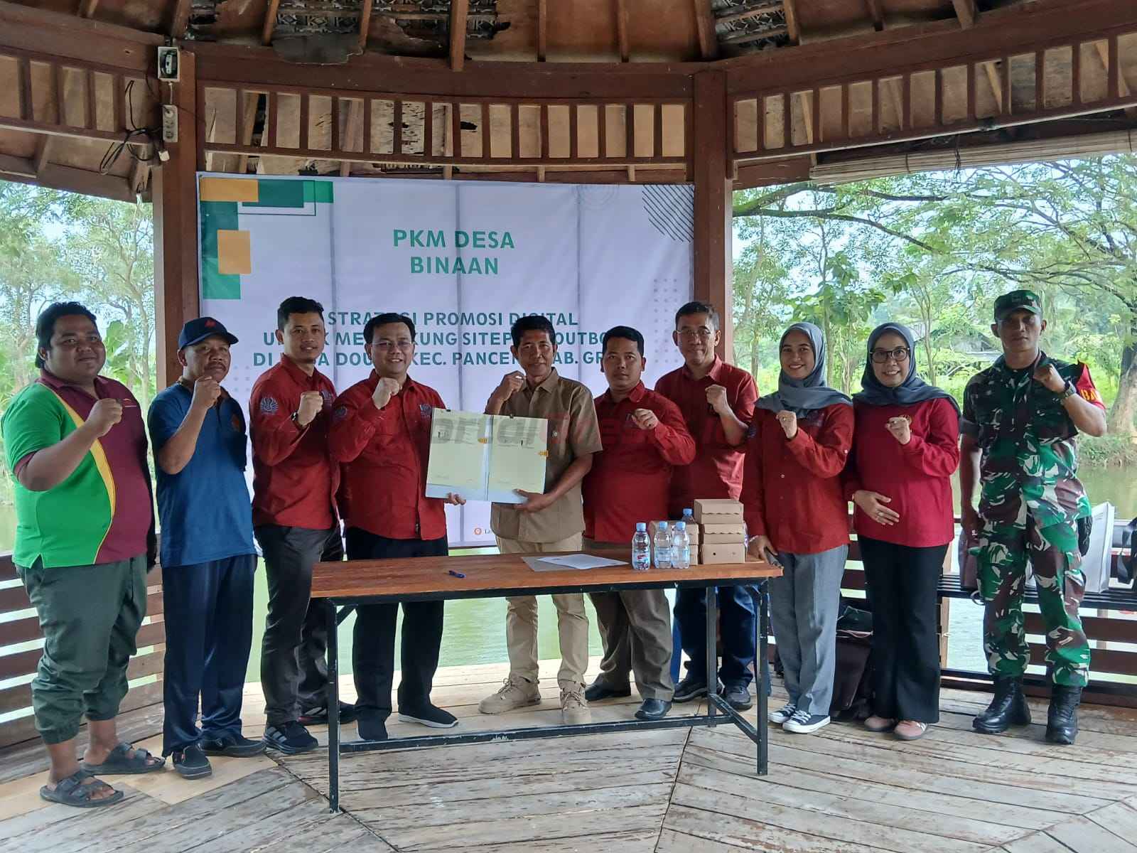Penandatanganan Kerjasama antara Pemerintah Desa (Pemdes) Doudo, Kecamatan Panceng, Kabupaten Gresik dengan Universitas Negeri Surabaya (Unesa) dalam program Desa Binaan untuk memperkuat potensi lokal desa, khususnya dalam pengembangan wisata edukatif dan pemberdayaan ekonomi masyarakat.