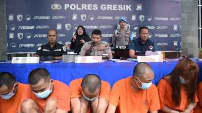 Konferensi pers yang digelar di halaman Mapolres Gresik pada Selasa (8/7/2025).