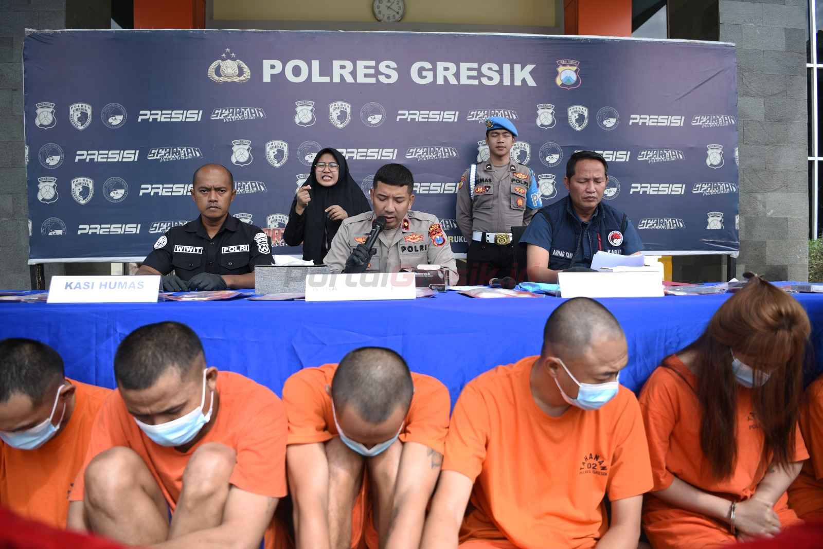 Konferensi pers yang digelar di halaman Mapolres Gresik pada Selasa (8/7/2025).