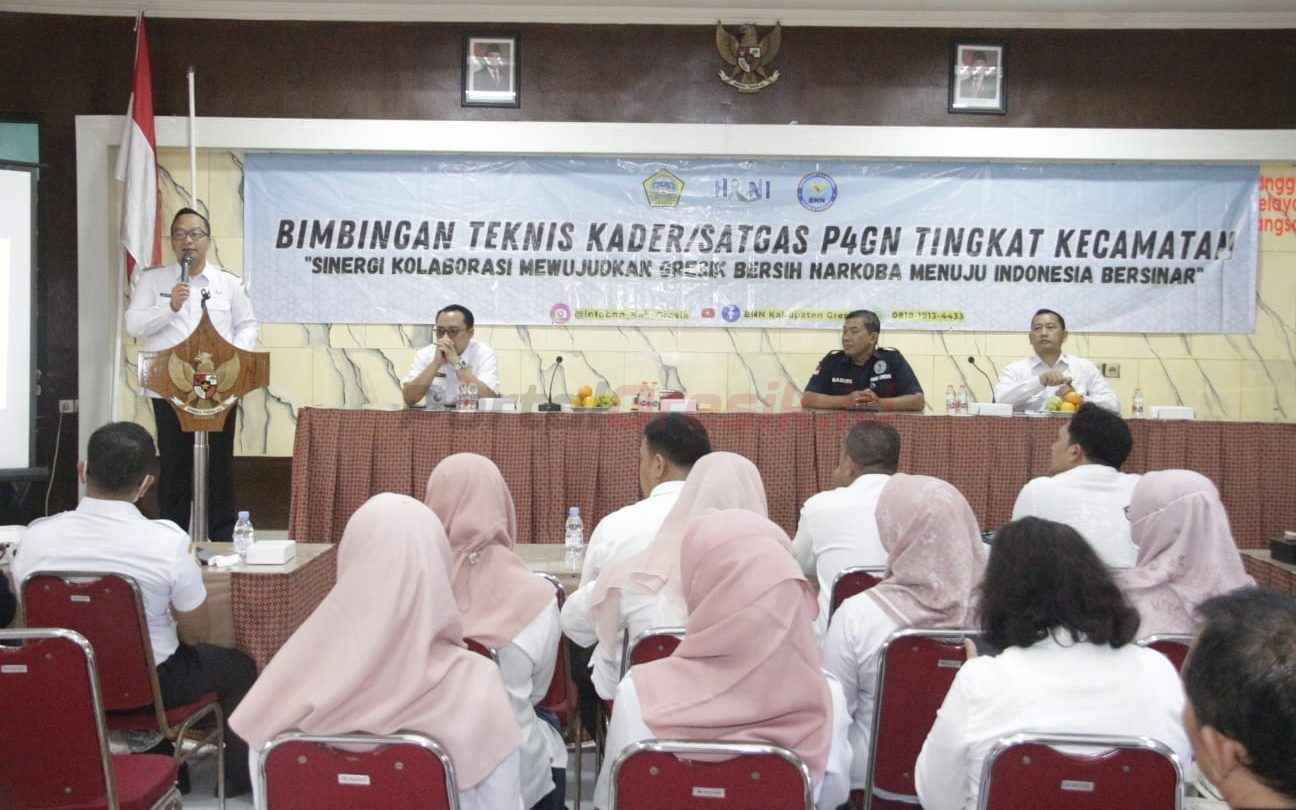 Wakil Bupati Gresik Asluchul Alif saat memberikan Bimbingan Teknis (Bimtek) bagi kader sekaligus Satuan Tugas Pencegahan, Pemberantasan, Penyalahgunaan, dan Peredaran Gelap Narkoba (P4GN) tingkat kecamatan, yang dipusatkan di Kantor Kecamatan Driyorejo pada Rabu (9/7).