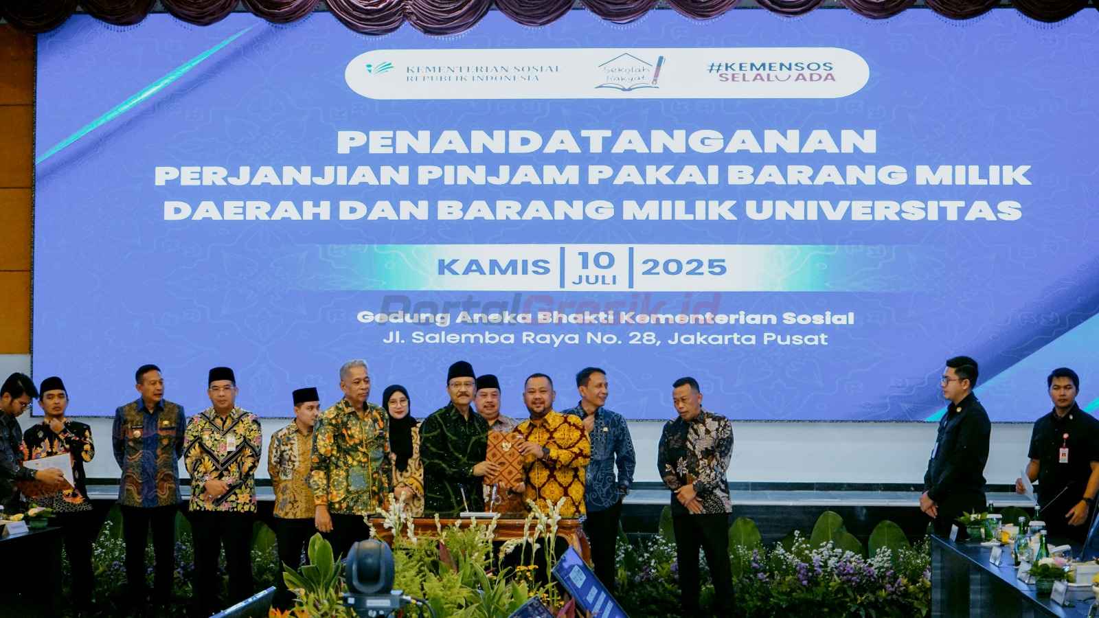 Bupati Gresik Fandi Ahmad Yani mewakili Pemerintah Kabupaten (Pemkab) Gresik resmi menandatangani perjanjian pinjam pakai aset dengan Kementerian Sosial Republik Indonesia (Kemensos RI), Kamis (10/7/2025).