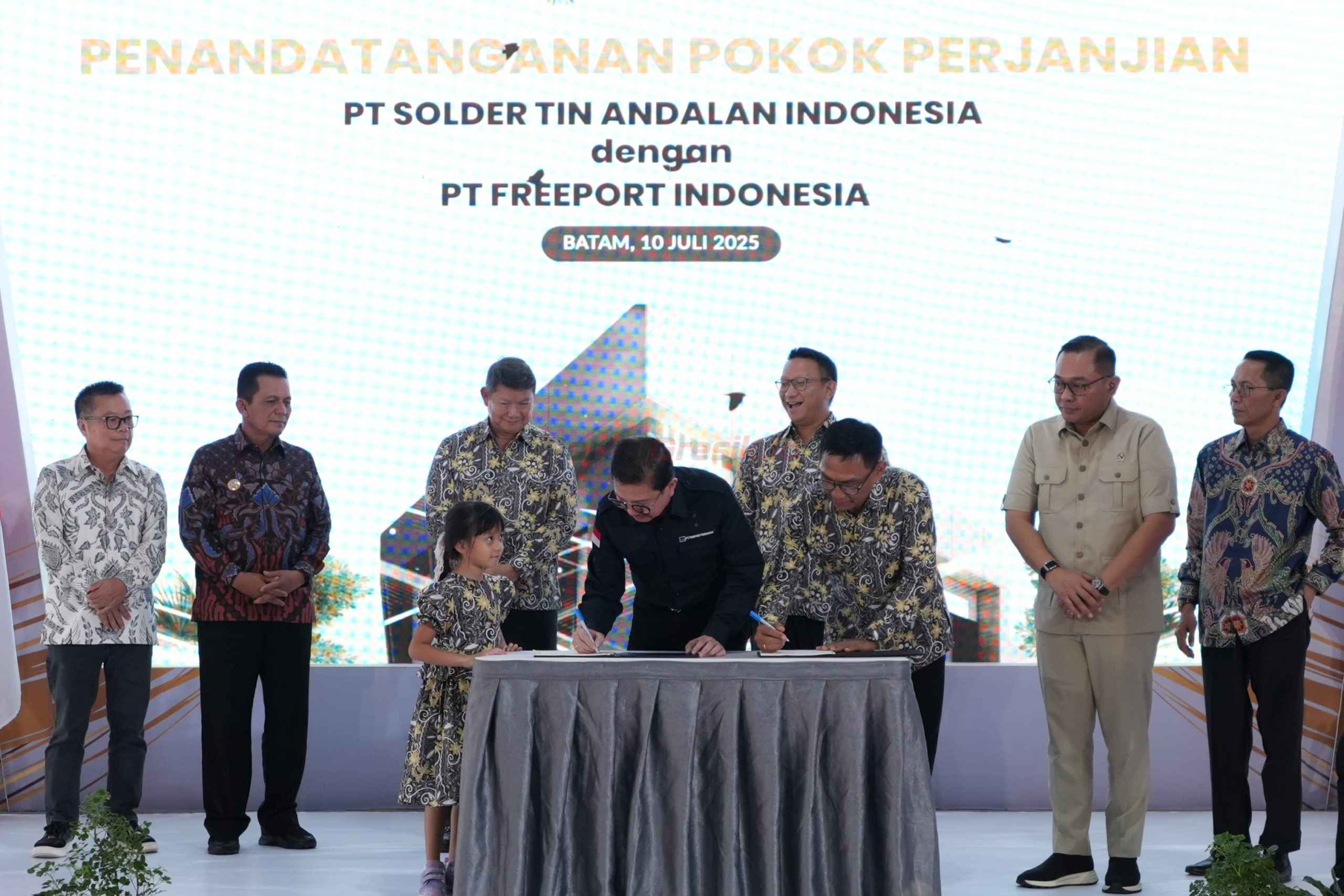 Freeport Indonesia dan Stania Tandatangani Heads of Agreement (HoA) Jual Beli Perak dan Timbal. PTFI akan memasok bahan baku berupa perak dan timbal yang dihasilkan dari fasilitasi Precious Metal Refinery (PMR) PTFI ke Stania untuk produksi solder tin.