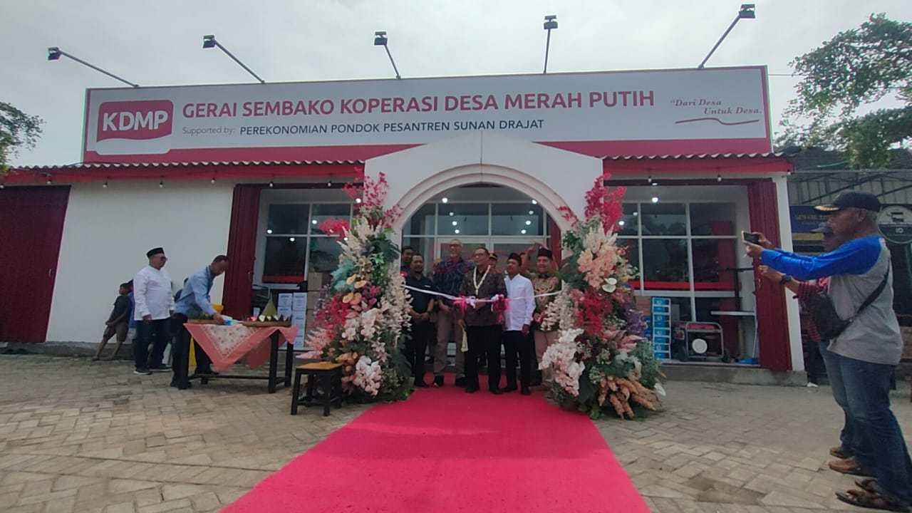Sekda Gresik saat meresmikan Gerai Sembako Koperasi Desa (Kopdes) Merah Putih Desa Dapet Kecamatan Balongpanggang, bertepatan dengan peringatan Hari Koperasi Nasional (HKN), Sabtu (12/7/2025).
