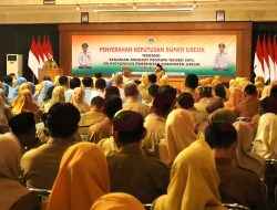 Pemkab Gresik Serahkan SK Kenaikan Pangkat untuk 414 PNS, Bupati Tegaskan Meritokrasi