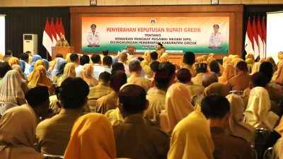 414 Pegawai Negeri Sipil (PNS) di lingkungan Pemerintah Kabupaten (Pemkab) Gresik resmi menerima Surat Keputusan (SK) kenaikan pangkat tahun 2025. Penyerahan SK dilakukan langsung di Kantor Bupati Gresik, Selasa (15/7)