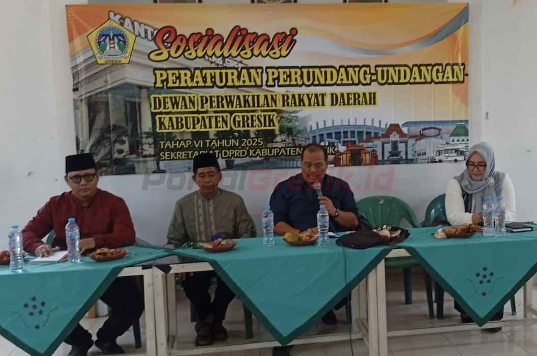 Anggota DPRD Gresik, Yuyun Wahyudi, dalam agenda Sosialisasi Peraturan Daerah (Sosperda) Kabupaten Gresik Nomor 10 Tahun 2020 tentang Penanggulangan HIV/AIDS yang digelar di Desa Masangan. Dengan Narasumber dr. Shinta Puspitasari, istri Wakil Bupati Gresik.
