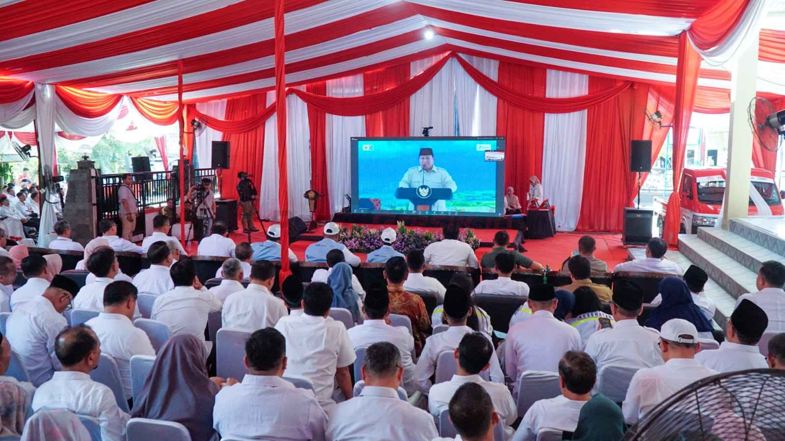 Pemerintah Kabupaten Gresik Bersama dengan seluruh pengurus Koperasi Merah Putih saat mengikuti daring meating peluncuran kelembagaan 80.000 Unit Koperasi Desa/Kelurahan Merah Putih oleh Presiden RI Prabowo Subianto.