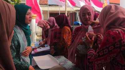 Ketua TP PKK Kabupaten Gresik Nurul Haromaini, saat kegiatan Pembinaan dan Penguatan Posyandu Pemerintah Desa (Pemdes) Bulangan, Kecamatan Dukun, Kabupaten Gresik pada Kamis (24/7/2025).