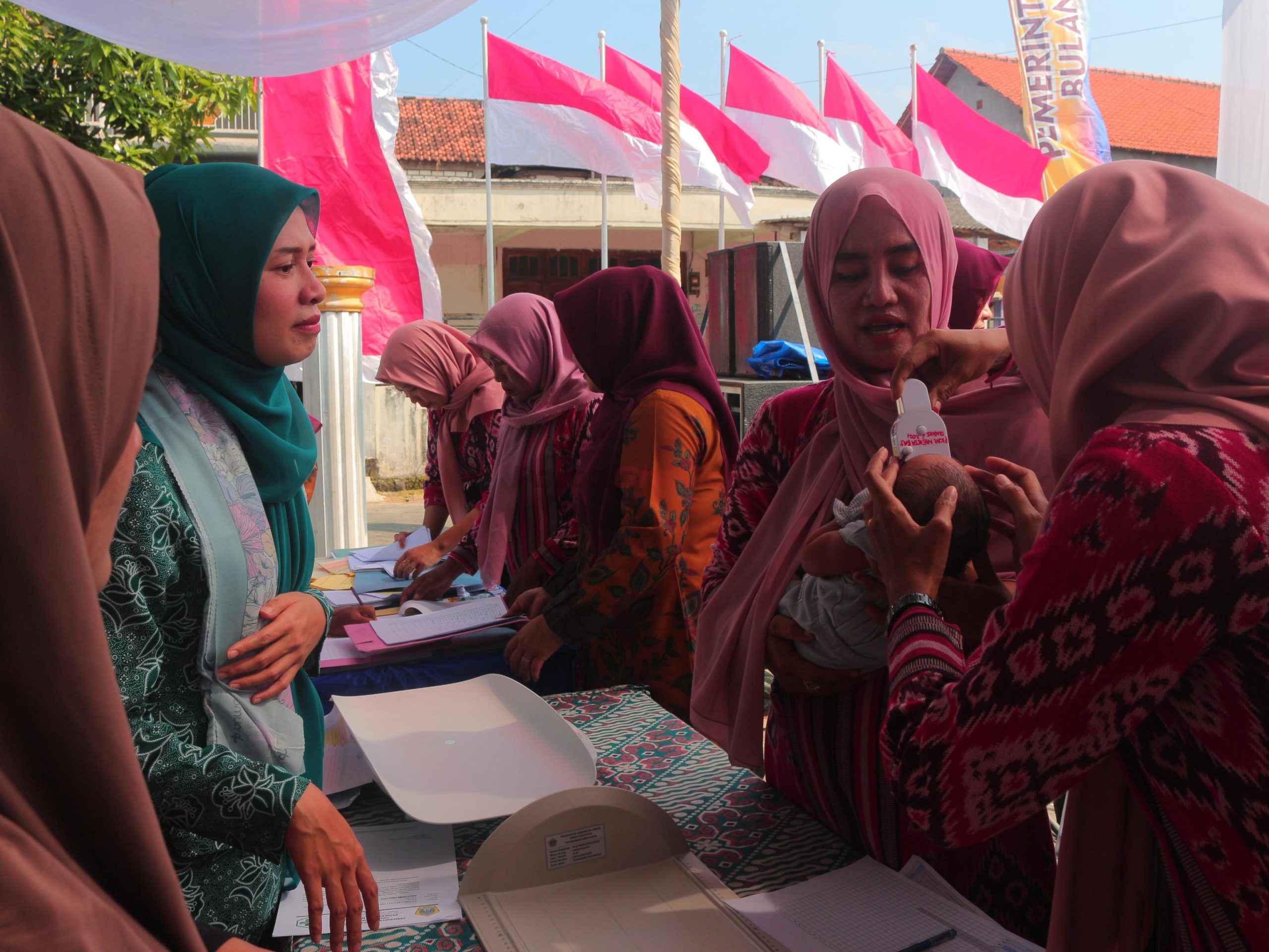 Ketua TP PKK Kabupaten Gresik Nurul Haromaini, saat kegiatan Pembinaan dan Penguatan Posyandu Pemerintah Desa (Pemdes) Bulangan, Kecamatan Dukun, Kabupaten Gresik pada Kamis (24/7/2025).