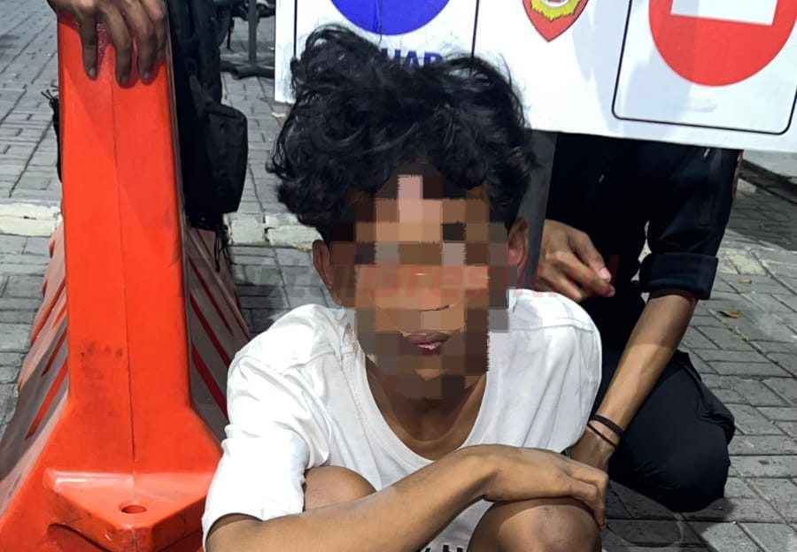 Salah satu pemuda yang diduga membawa narkoba yang diamankan Unit Raimas Kalammunyeng Satuan Samapta Polres Gresik saat menggagalkan aksi balap liar.