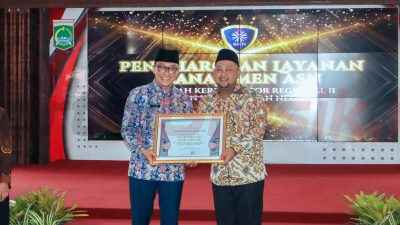Bupati Gresik Fandi Ahmad Yani saat menerima penghargaan Tingkat nasional dalam ajang Rapat Koordinasi Evaluasi CASN Formasi 2024 dan Manajemen Talenta yang diselenggarakan oleh Badan Kepegawaian Negara (BKN) Kantor Regional II Surabaya pada Rabu (24/07/2025),