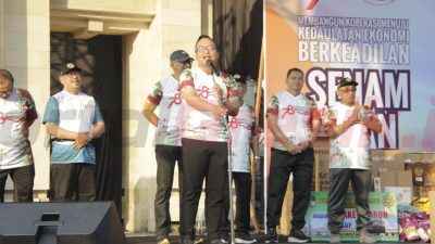 Wakil Bupati Gresik Asluchul Alif saat menghadiri Senam dan Jalan Sehat Bersama dalam rangka memperingati Hari Koperasi Nasional (Harkopnas) ke-78 yang digelar Dinas Koperasi Usaha Mikro Perindustrian dan Perdagangan (Diskoperindag) Kabupaten Gresik bersama Dewan Koperasi Indonesia Daerah (Dekopinda), Sabtu (26/7), di Wahana Ekspresi Poesponegoro (WEP).