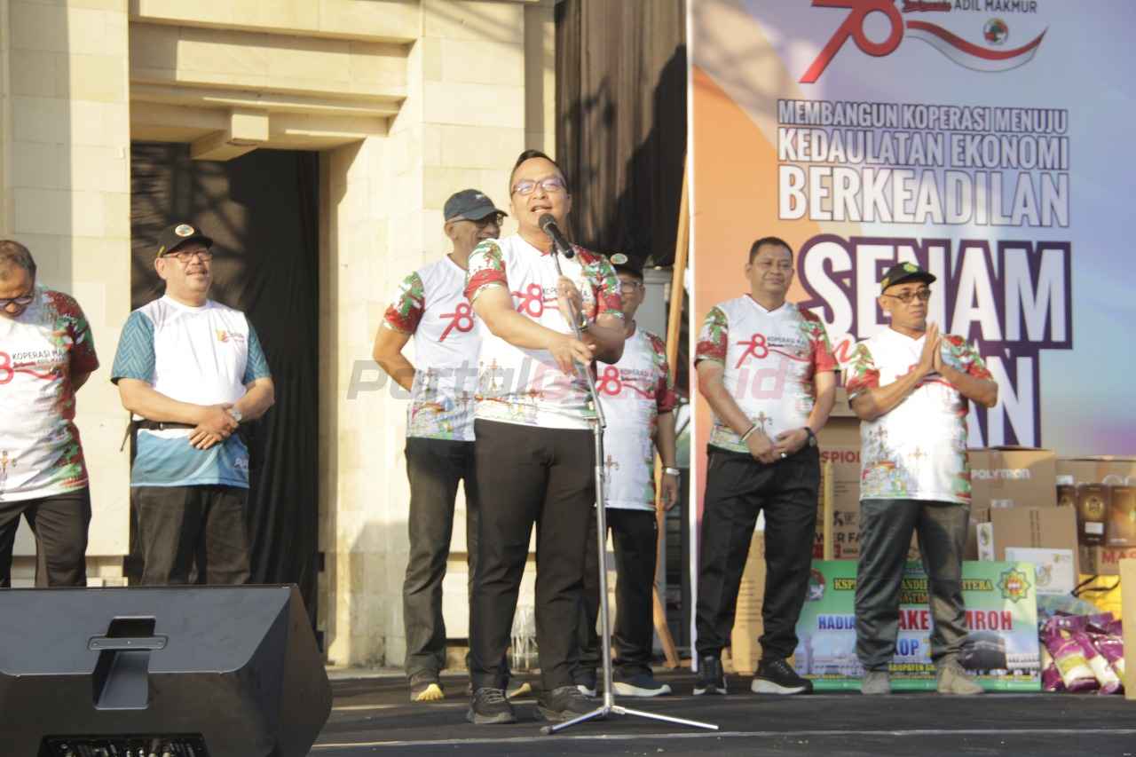 Wakil Bupati Gresik Asluchul Alif saat menghadiri Senam dan Jalan Sehat Bersama dalam rangka memperingati Hari Koperasi Nasional (Harkopnas) ke-78 yang digelar Dinas Koperasi Usaha Mikro Perindustrian dan Perdagangan (Diskoperindag) Kabupaten Gresik bersama Dewan Koperasi Indonesia Daerah (Dekopinda), Sabtu (26/7), di Wahana Ekspresi Poesponegoro (WEP).