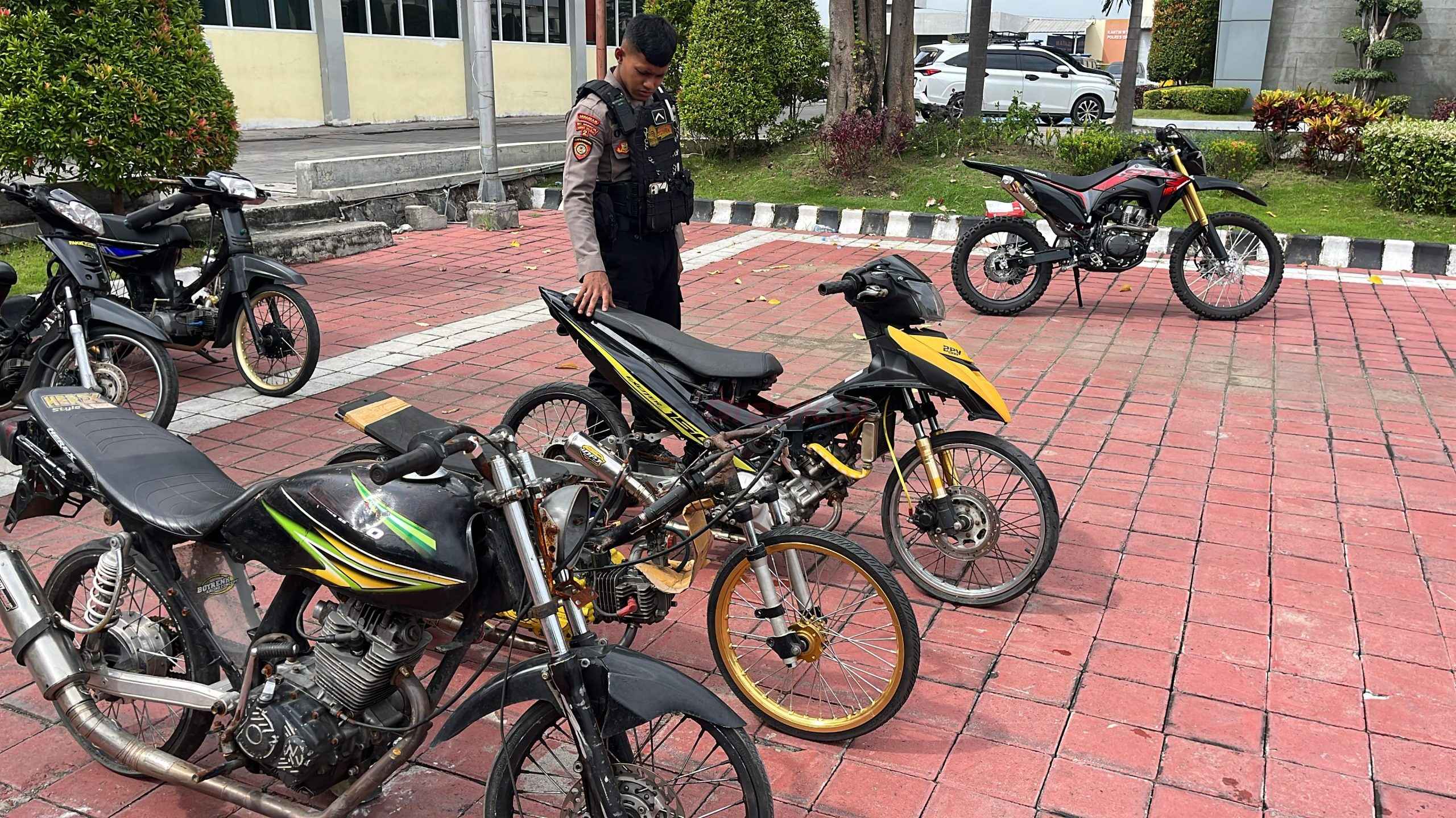 Barang bukti sepeda motor untuk balap liar dari hasil operasi Tipiring tim Raimas Kalamunyeng Polres Gresik.