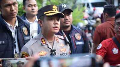 Kapolres Gresik AKBP Rovan Richard Mahenu saat doorstop dengan awak media terkait kasus pembunuhan driver ojol Wanita asal Sidoarjo.