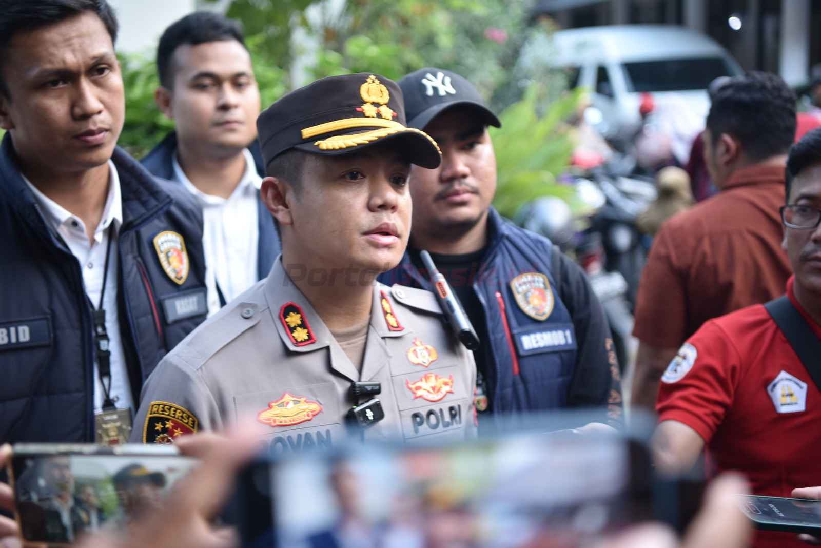 Kapolres Gresik AKBP Rovan Richard Mahenu saat doorstop dengan awak media terkait kasus pembunuhan driver ojol Wanita asal Sidoarjo.