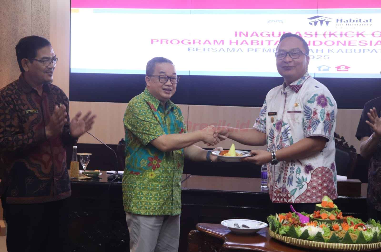 Wakil Bupati Gresik Asluchul Alif secara resmi menjalin kerja sama dengan Habitat for Humanity Indonesia melalui peluncuran program Home Equal 2025–2026. Acara peluncuran ini digelar di Kantor Bupati Gresik, Kamis (31/07).