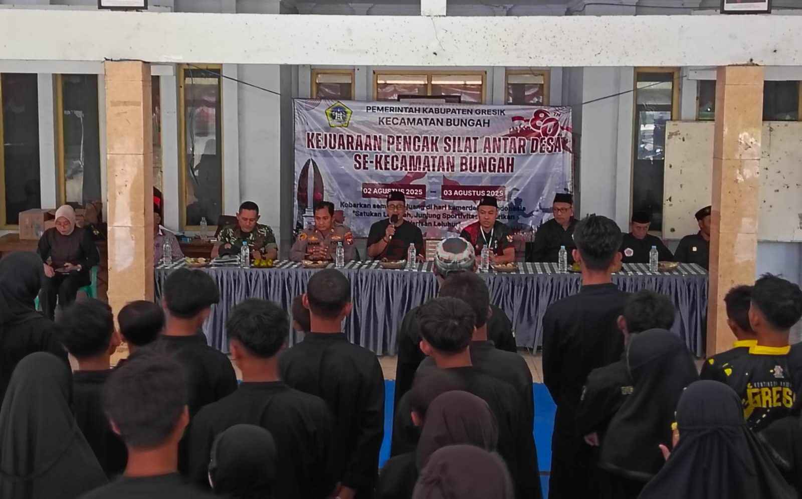 Camat Bungah Izzul Muttaqin saat memberikan arahan dan membuka Kompetisi Kejuaraan Pencak silat dalam rangka memperingati HUT RI ke 80, di pendopo Kecamatan Bungah.