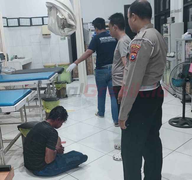 Tersangka pencurian sepeda motor Adi Setiawan (29) di Desa Bambe, Kecamatan Driyorejo, Kabupaten Gresik, saat diamankan, Polsek Driyorejo.berakhir ricuh Jumat (9/7/2025) dini hari.