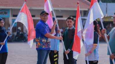 Menyambut Hari Ulang Tahun (HUT) ke-80 Kemerdekaan Republik Indonesia, Wakil Bupati Gresik Asluchul Alif mengajak masyarakat membersihkan pesisir sekitar Pelabuhan Gresik dan membagikan bendera Merah Putih, pada Jumat (8/8/2025)