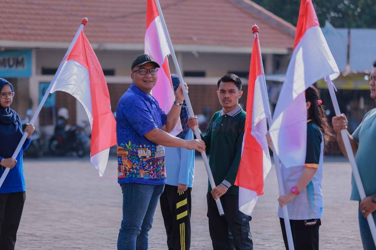 Menyambut Hari Ulang Tahun (HUT) ke-80 Kemerdekaan Republik Indonesia, Wakil Bupati Gresik Asluchul Alif mengajak masyarakat membersihkan pesisir sekitar Pelabuhan Gresik dan membagikan bendera Merah Putih, pada Jumat (8/8/2025)