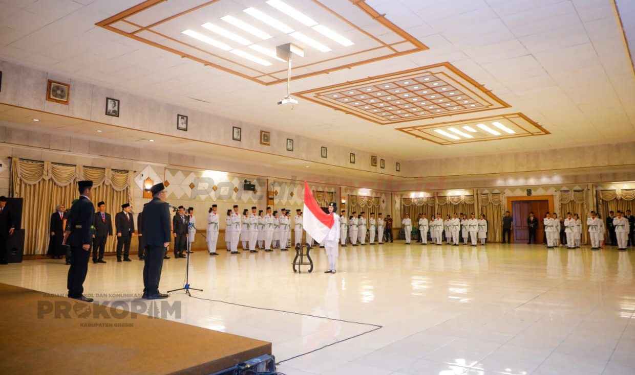 Wakil Bupati Gresik Asluchul Alif lakukan Prosesi pengukuhan Pasukan Pengibar Bendera Pusaka (Paskibraka) Tahun 2025 berlangsung di halaman Kantor Bupati Gresik, Kamis (14/8/2025).