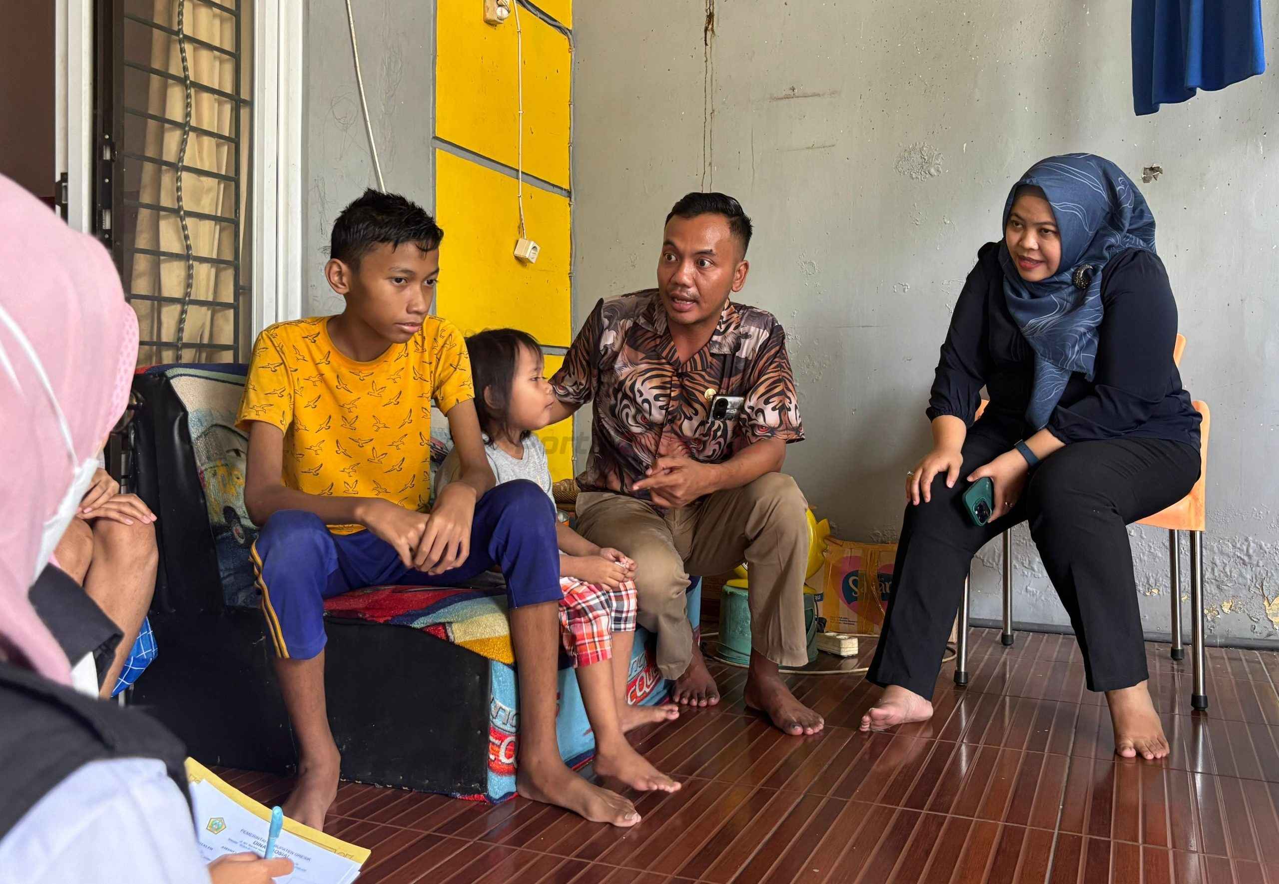 Anggota DPRD Gresik M Zaifuddin dan Rieke Mayumi saat mengunjungi lima anak yang ditelantarkan oleh orangtua nya di salah satu perumahan di Desa Kembangan, Kecamatan Kebomas, Kabupaten Gresik.
