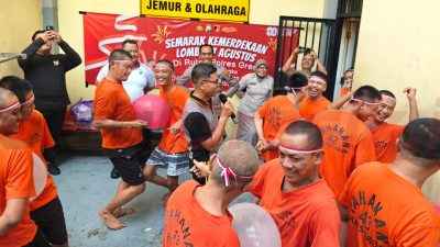 Unik, Polres Gresik Rayakan HUT ke 80 RI Bersama Tahanan dengan Lomba 17 an