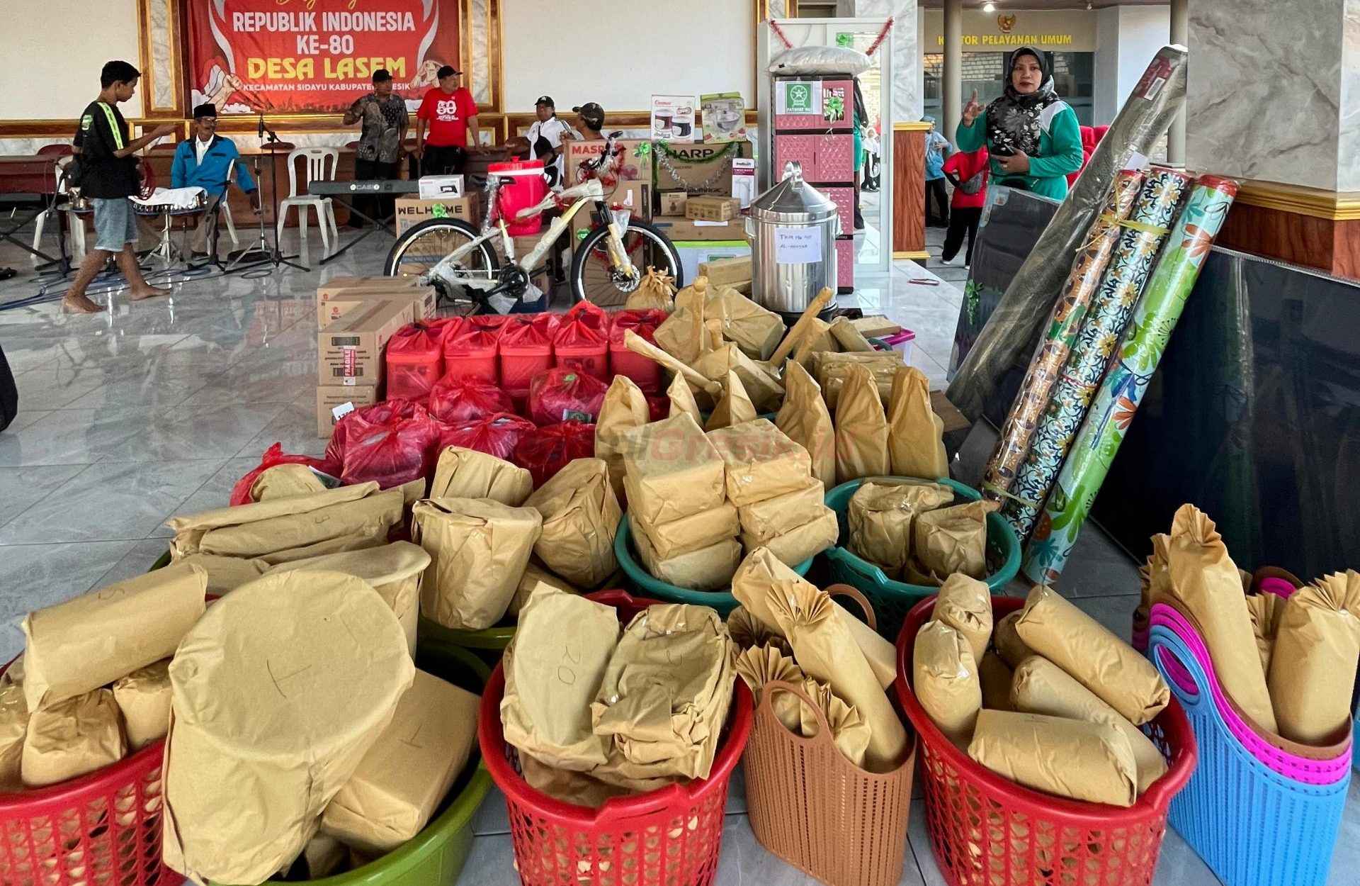 Tampak hadiah Fun walk dalam rangka memperingati Hari Ulang Tahun (HUT) ke-80 Kemerdekaan Republik Indonesia di Desa Lasem Kecamatan Sidayu.
