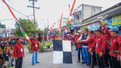 Wakil Bupati Asluchul Alif saat memberangkatkan peserta jalan sehat Desa Sembayat.