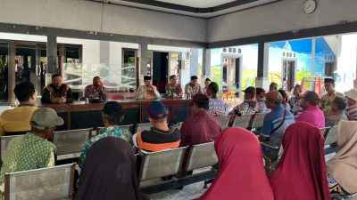 Puluhan warga Desa Melirang, Kecamatan Bungah, Kabupaten Gresik, saat melakukan mediasi memprotes aktivitas proyek Bungah Industrial Park (BIP) yang dinilai menyerobot lahan milik mereka.