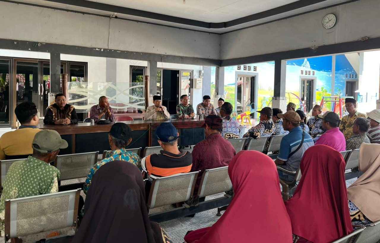 Puluhan warga Desa Melirang, Kecamatan Bungah, Kabupaten Gresik, saat melakukan mediasi memprotes aktivitas proyek Bungah Industrial Park (BIP) yang dinilai menyerobot lahan milik mereka.