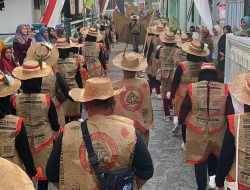 Warga Tanggulrejo Meriahkan Karnaval HUT ke-80 RI dengan Kostum Daur Ulang