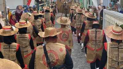 Dengan mengusung tema “Recycle and Style”, peserta dari RT 01 hingga RT 16 kompak menampilkan kostum kreatif berbahan barang bekas. Dari sak semen, plastik makanan, kresek, hingga sak pupuk, semuanya disulap menjadi busana unik nan penuh warna.