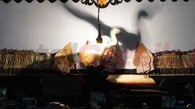 Pagelaran wayang kulit HUT ke-53 Petrokimia Gresik menghadirkan lakon “Banjaran Narayana” yang dibawakan oleh Dalang Ki Anom Dwijokangko.