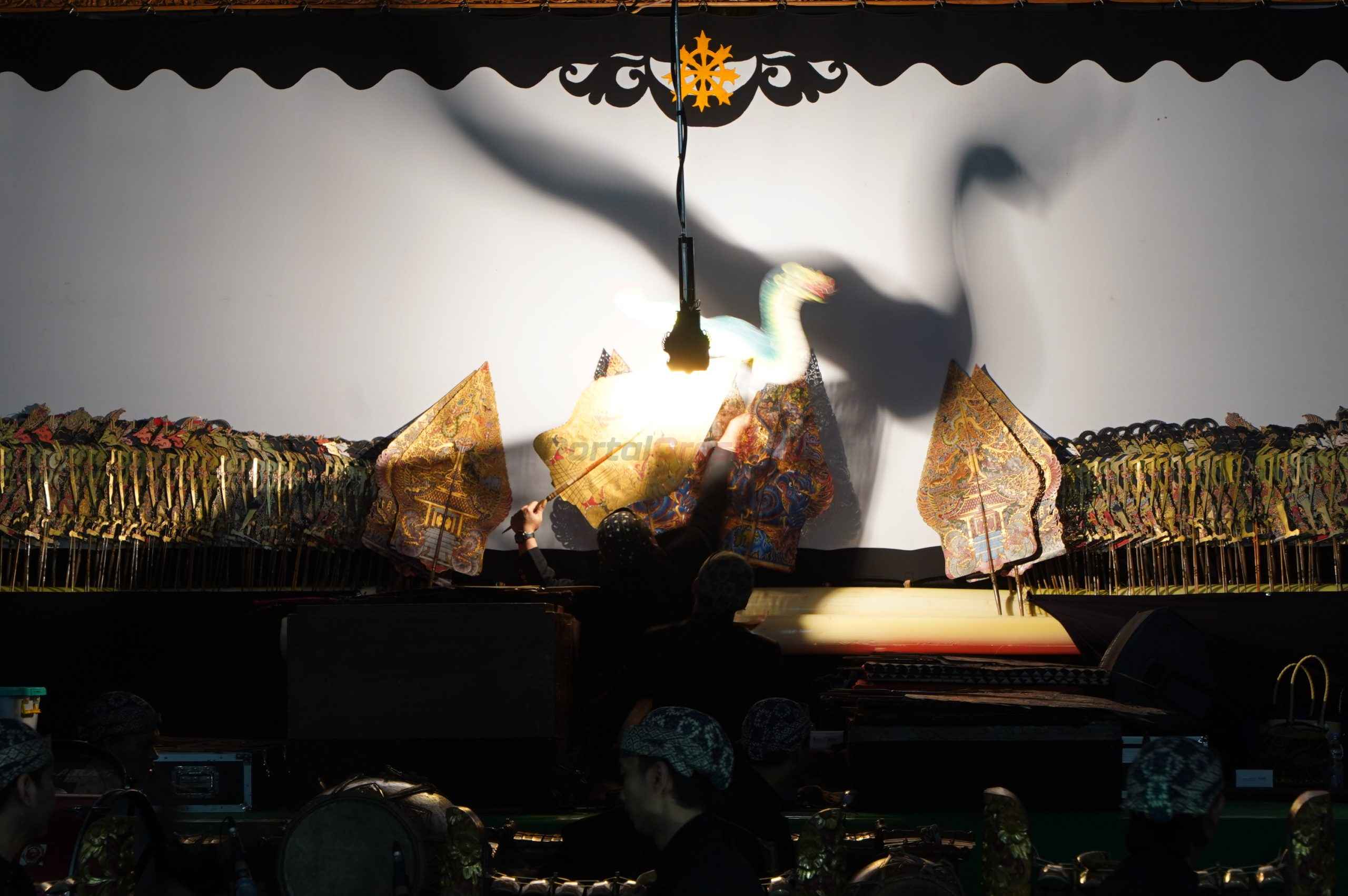 Pagelaran wayang kulit HUT ke-53 Petrokimia Gresik menghadirkan lakon “Banjaran Narayana” yang dibawakan oleh Dalang Ki Anom Dwijokangko.