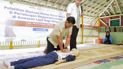 Petrokimia Gresik bekerja sama dengan RS Grha Husada memberikan pelatihan Basic Life Support sebagai bekal keterampilan tanggap darurat di laut untuk nelayan Kelurahan Lumpur dalam program di Gresik