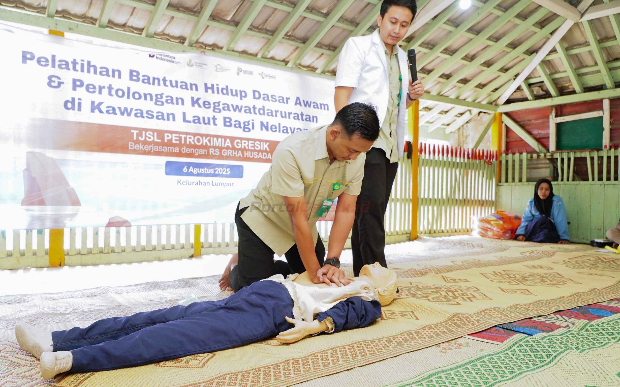 Petrokimia Gresik bekerja sama dengan RS Grha Husada memberikan pelatihan Basic Life Support sebagai bekal keterampilan tanggap darurat di laut untuk nelayan Kelurahan Lumpur dalam program di Gresik
