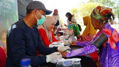 Tim medis bersama Insan Petrokimia Gresik memberikan pemeriksaan kesehatan gratis bagi lansia di Pulau Talango dalam program PG Bakti Pelosok Negeri