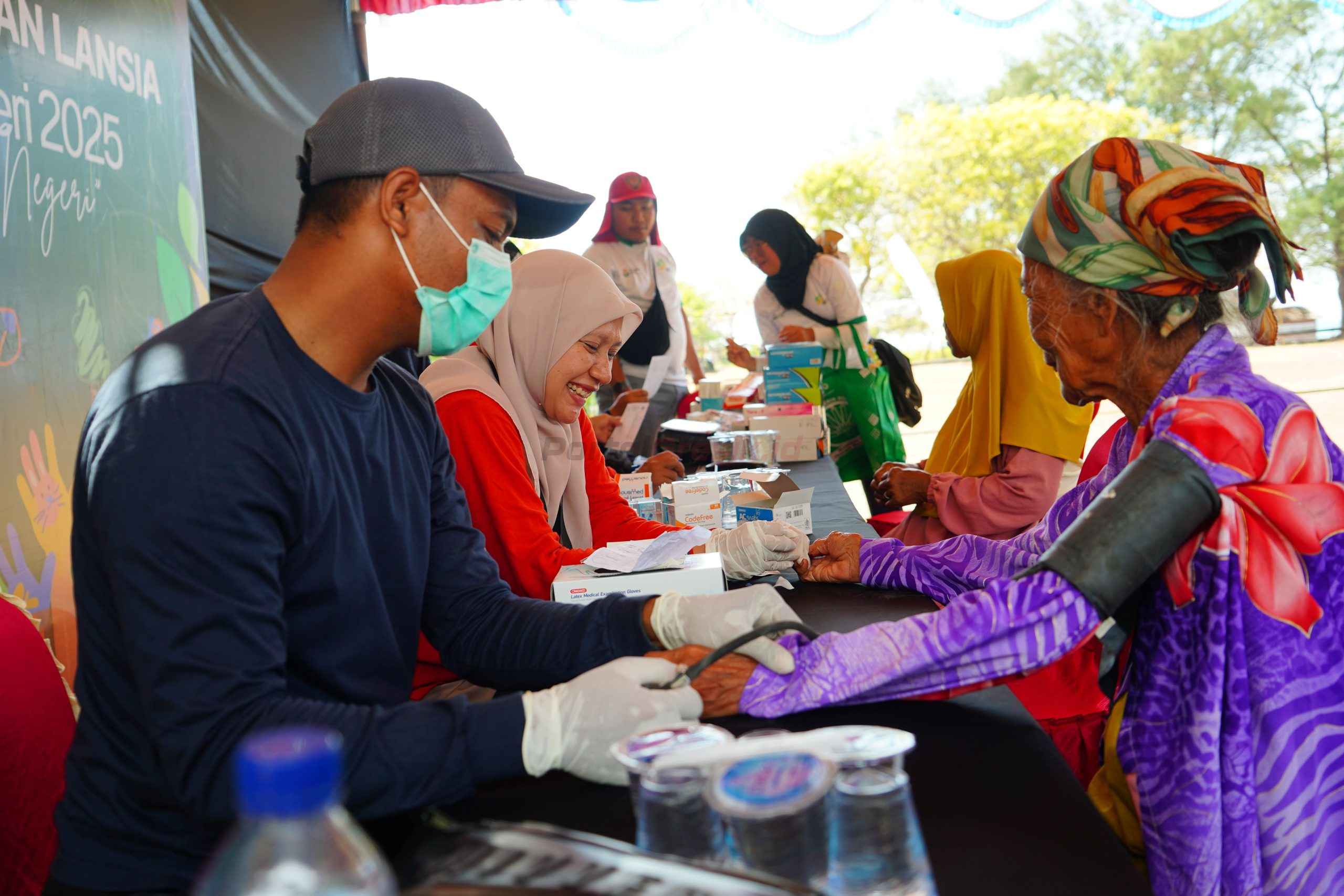 Tim medis bersama Insan Petrokimia Gresik memberikan pemeriksaan kesehatan gratis bagi lansia di Pulau Talango dalam program PG Bakti Pelosok Negeri