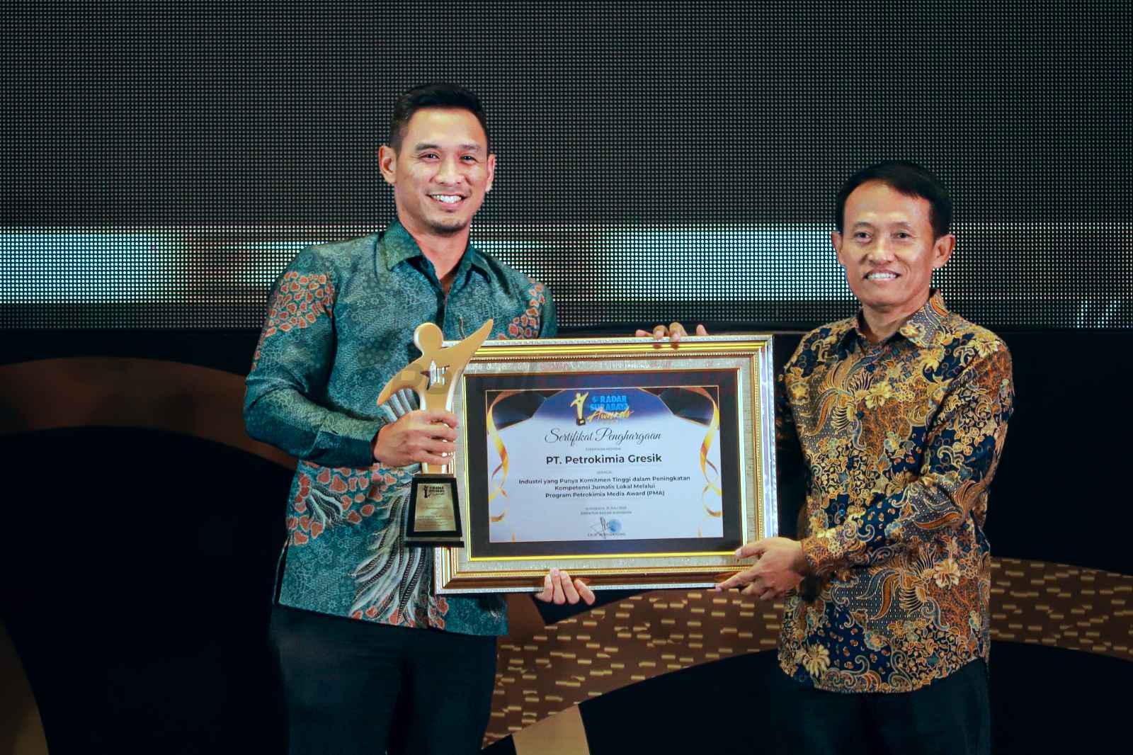 VP Komunikasi Korporat PG, Rama Yusron H.(kiri) menerima penghargaan Radar Surabaya Awards 2025 yang diberikan kepada Petrokimia Gresik