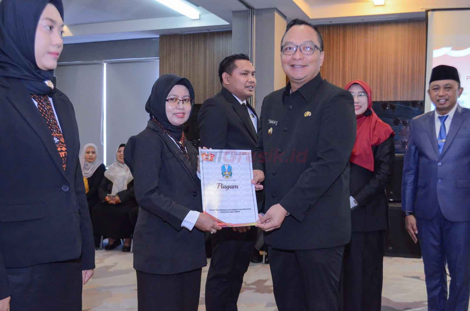 Wakil Bupati Gresik, dr. Asluchul Alif, memberikan piagam Pelatihan Kepemimpinan Pengawas (PKP) Angkatan III tahun 2025.